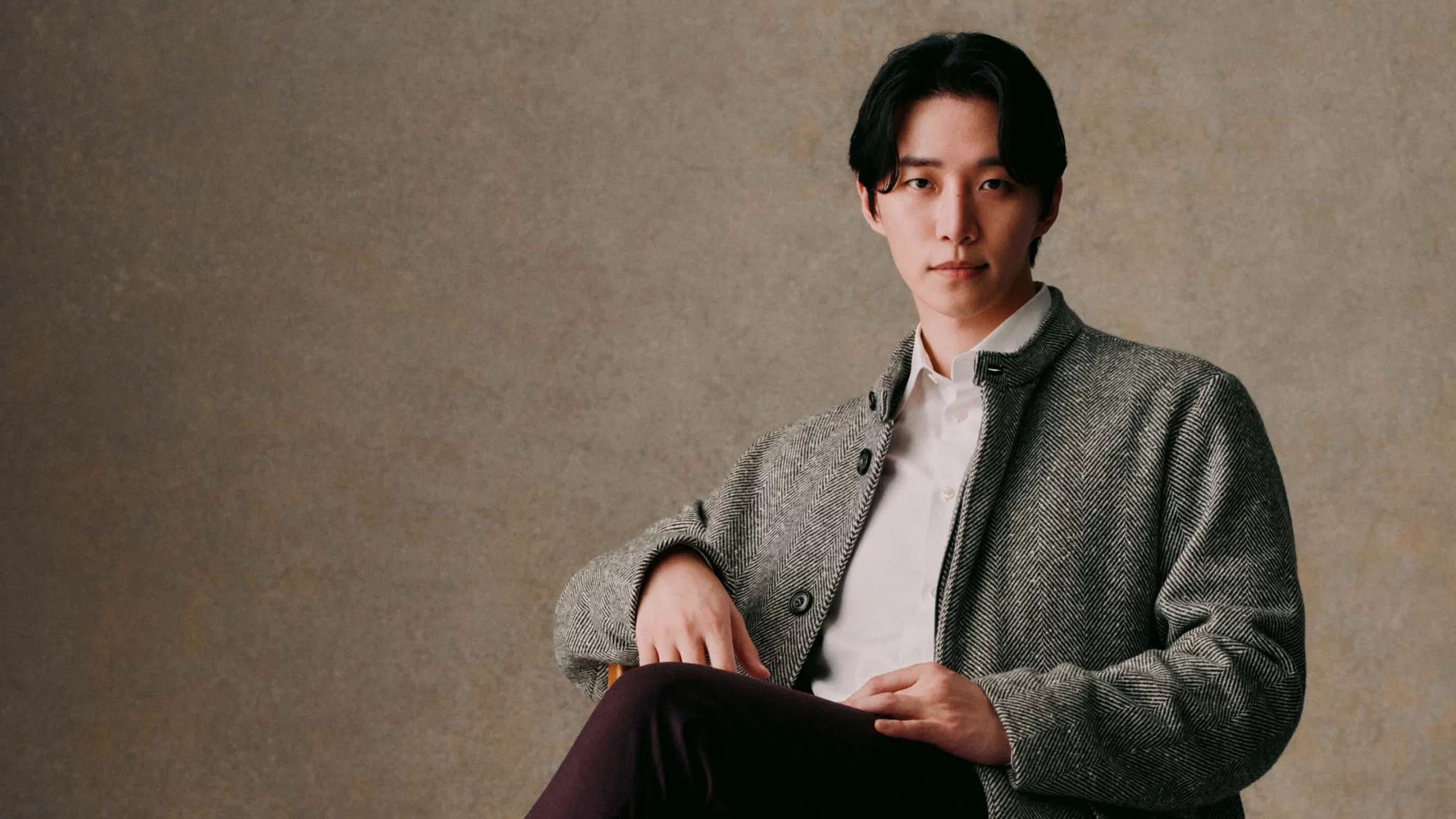 Auto Meleyot, 5 Gaya Day Out Kim Bum Ini Bikin Aura Boyfriend Material Makin Kuat