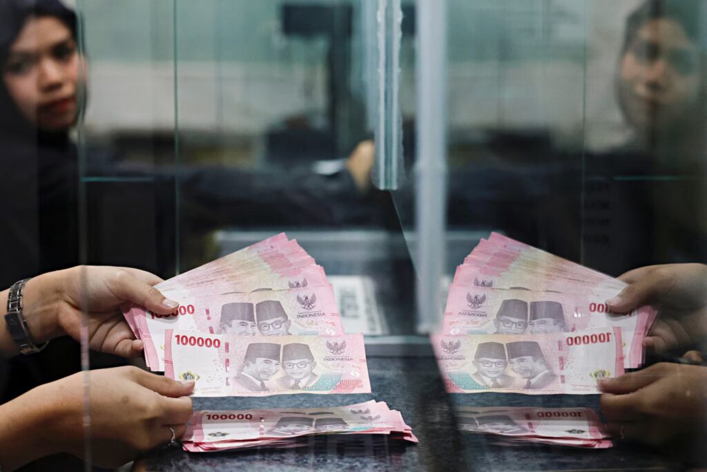 Rupiah Tembus Rp17.305, BCA Tenang Berkat Porsi Kredit Valas Hanya 4,9 Persen