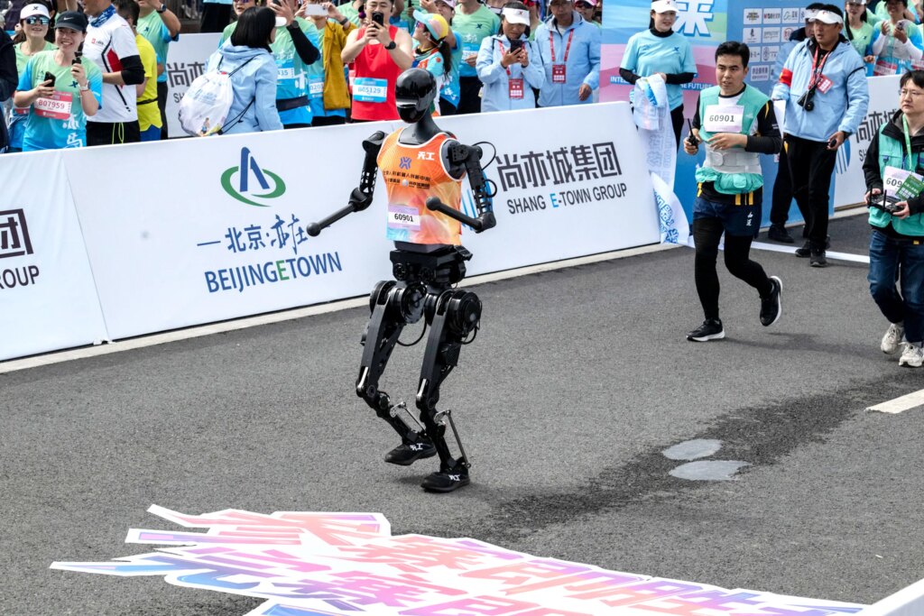 Ratusan Robot Humanoid Melaju di Beijing, Rekor Dunia Manusia Tumbang di Setengah Maraton