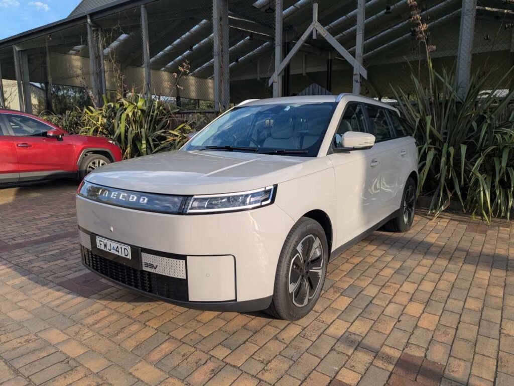 JAECOO J5 EV Menggila di Indonesia, Penjualan Retail Meroket di Central Park!