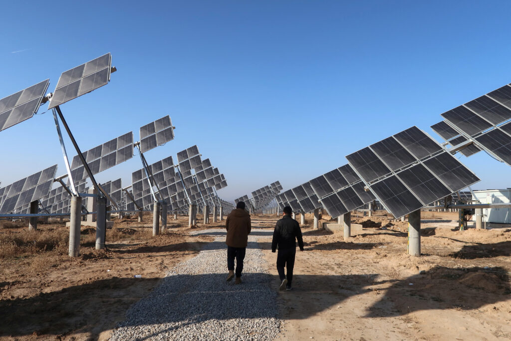 China Kencangkan Rem Industri Surya, Produsen Terjepit Pasokan Berlebih dan Margin Tergerus