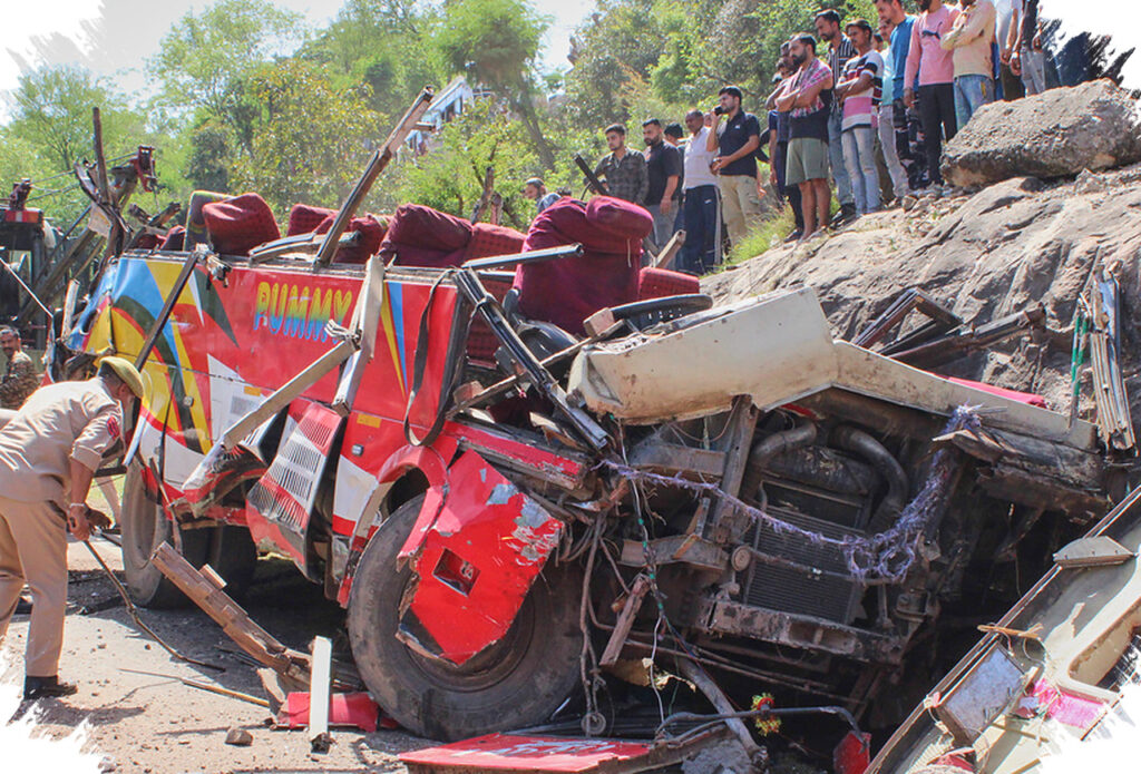 Bus Penuh Penumpang Terjun ke Ngarai Kashmir, 21 Tewas dan Puluhan Orang Terluka