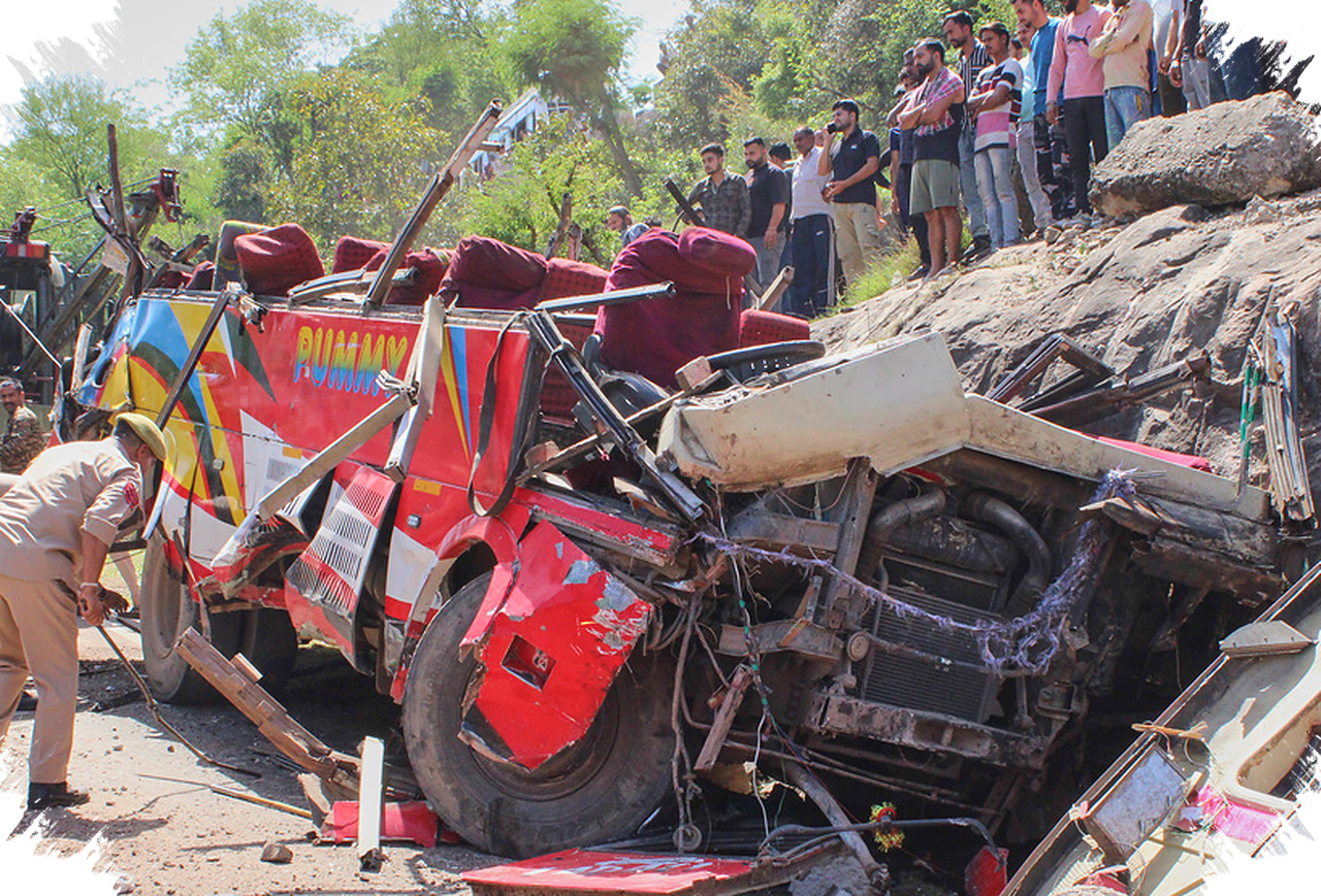 Bus Penuh Penumpang Terjun ke Ngarai Kashmir, 21 Tewas dan Puluhan Orang Terluka