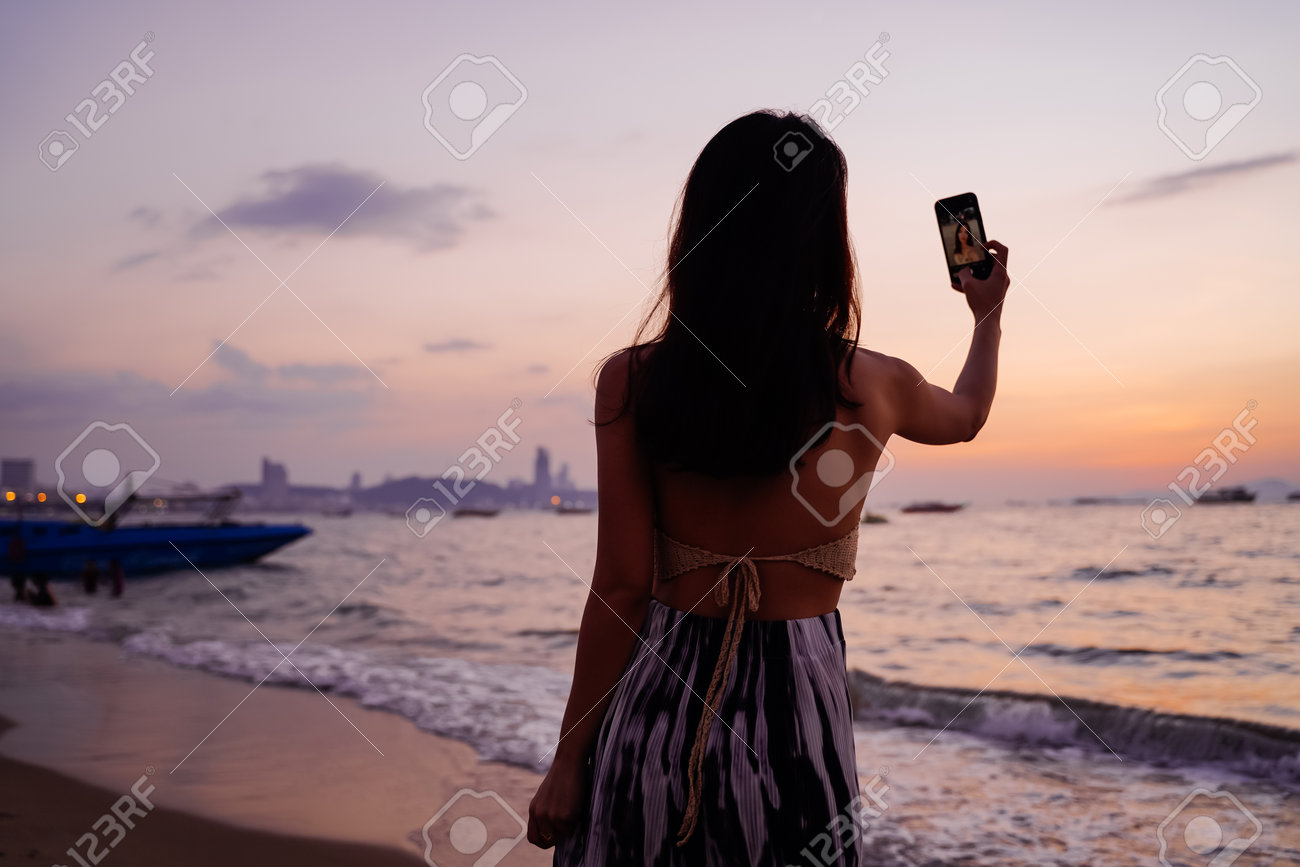 Selfie Pantai Saat Sunset Tanpa Kamera Mahal, Cukup Satu Prompt Gemini AI yang Tepat