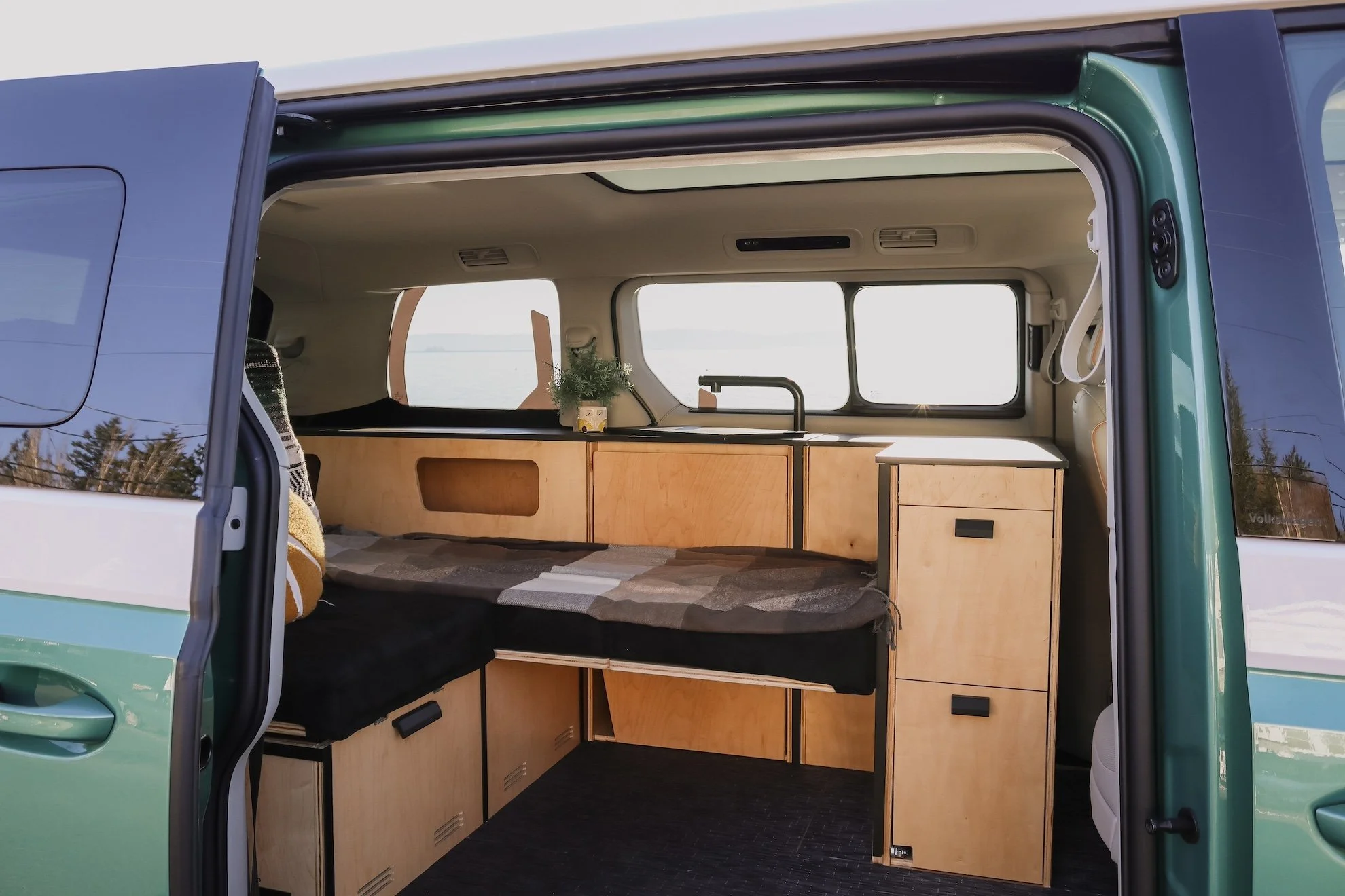 VW ID Buzz 2027 Makin Serius untuk Van Life, Kini Dibekali Paket Tidur Lengkap