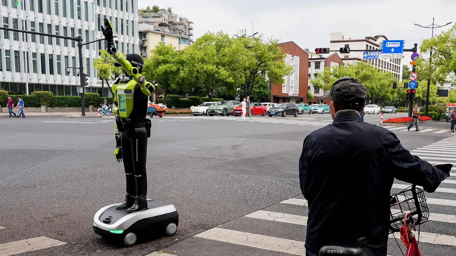 Robot Cerdas Turun ke Simpang Hubin, Turis Dipandu dan Pelanggar Langsung Ditegur
