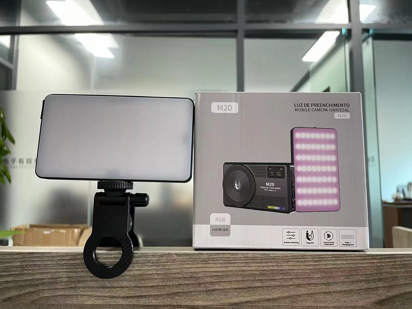 Lampu Saku Magnetik Ini Bisa Menempel Di Kaos, iPhone, Dan Tenda, Ringan 40 Gram Dan Tahan Hujan