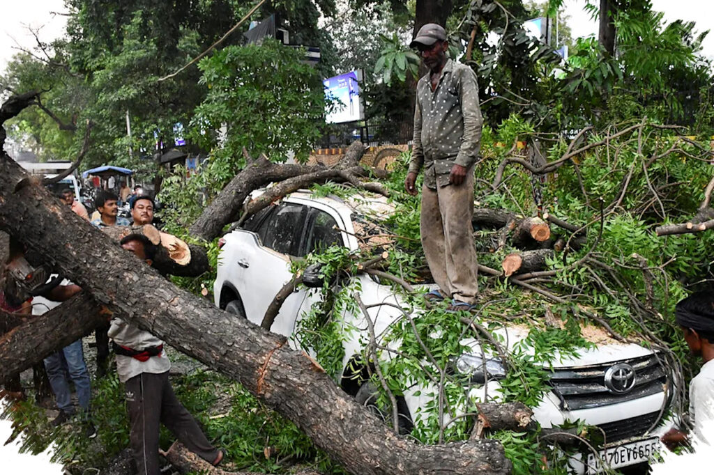 Malam Panik Di Uttar Pradesh, Badai Debu Dan Petir Tewaskan 96 Orang