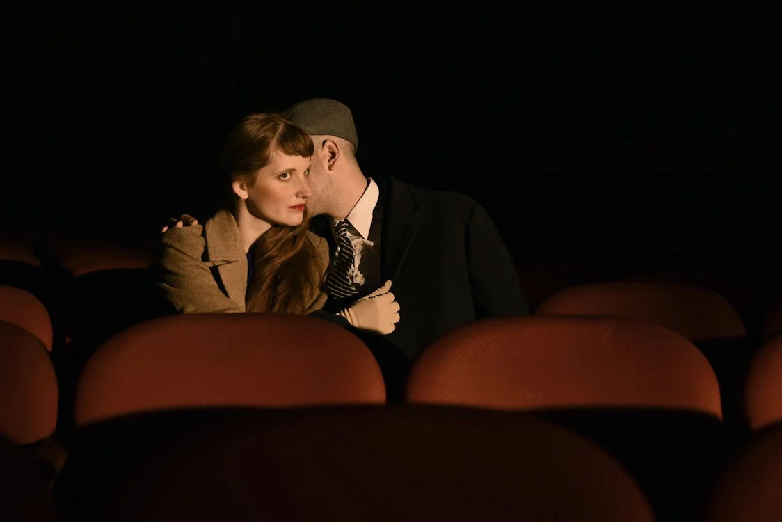 6 Prompt Gemini AI Biar Foto Pasangan Terlihat Natural, Seperti Adegan Film Romantis
