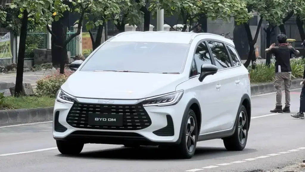 BYD M6 PHEV Tertangkap Uji Jalan Di Indonesia, Janjikan Jarak Tempuh 1.000 Km