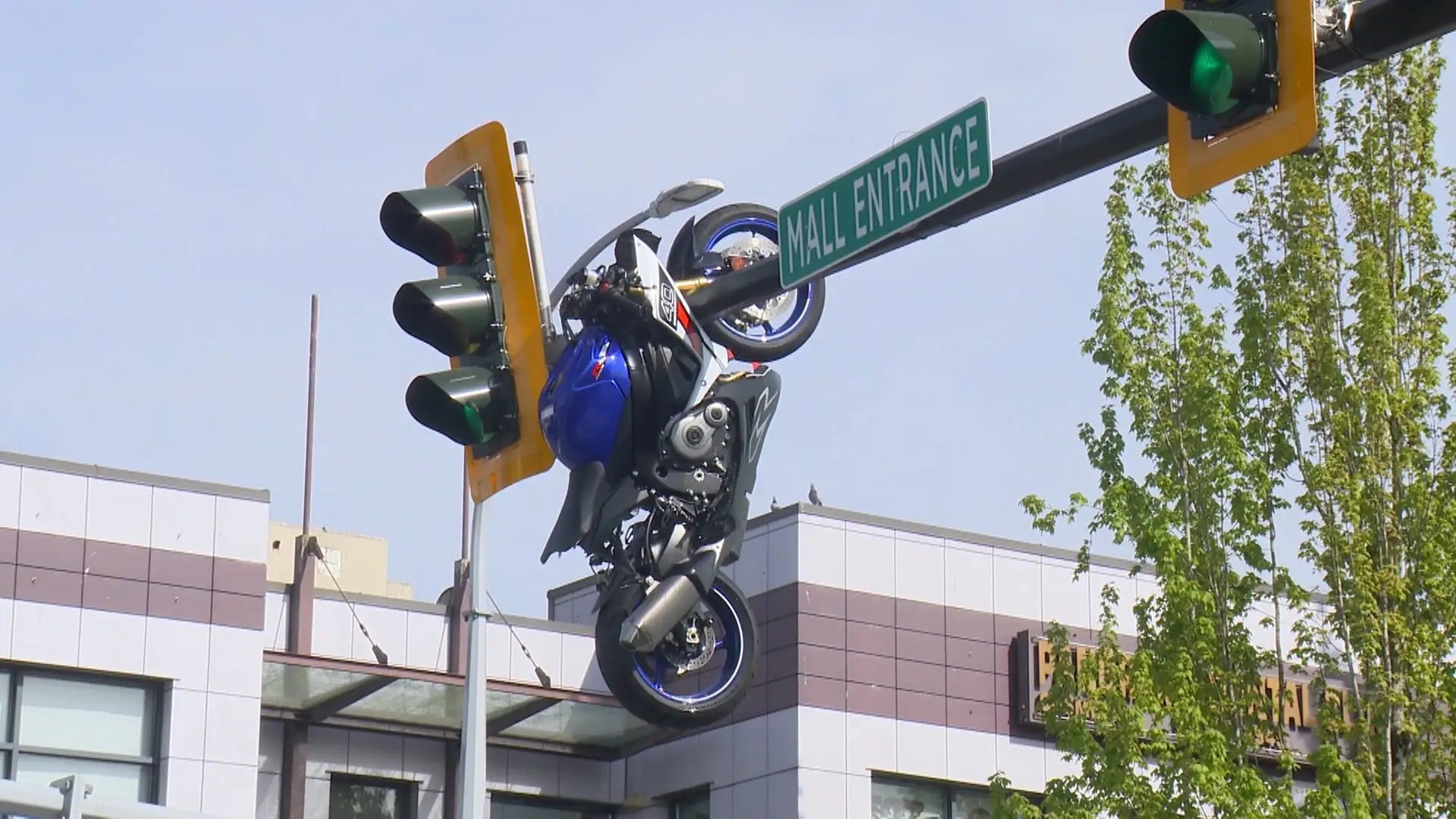 Motor Tergantung 20 Kaki Di Lampu Lalu Lintas, GSX-R Edisi 40 Tahun Ini Sulit Dipercaya