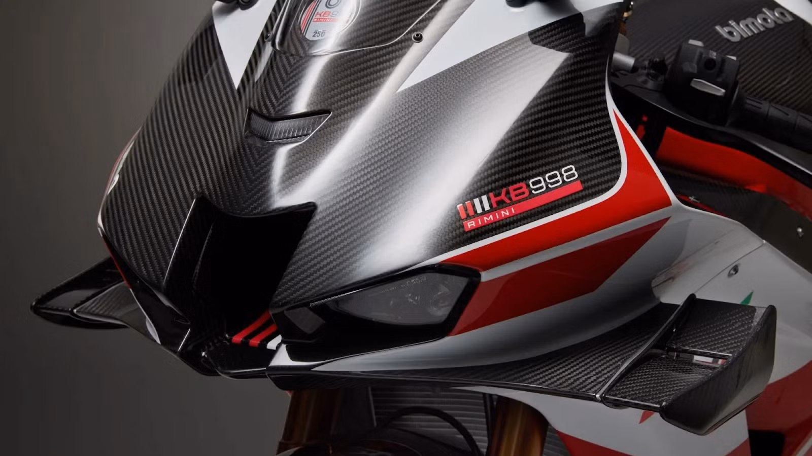 Bimota KB998 Rimini Melawan Ducati Panigale V4 R, Eksotis Handmade vs Mesin MotoGP
