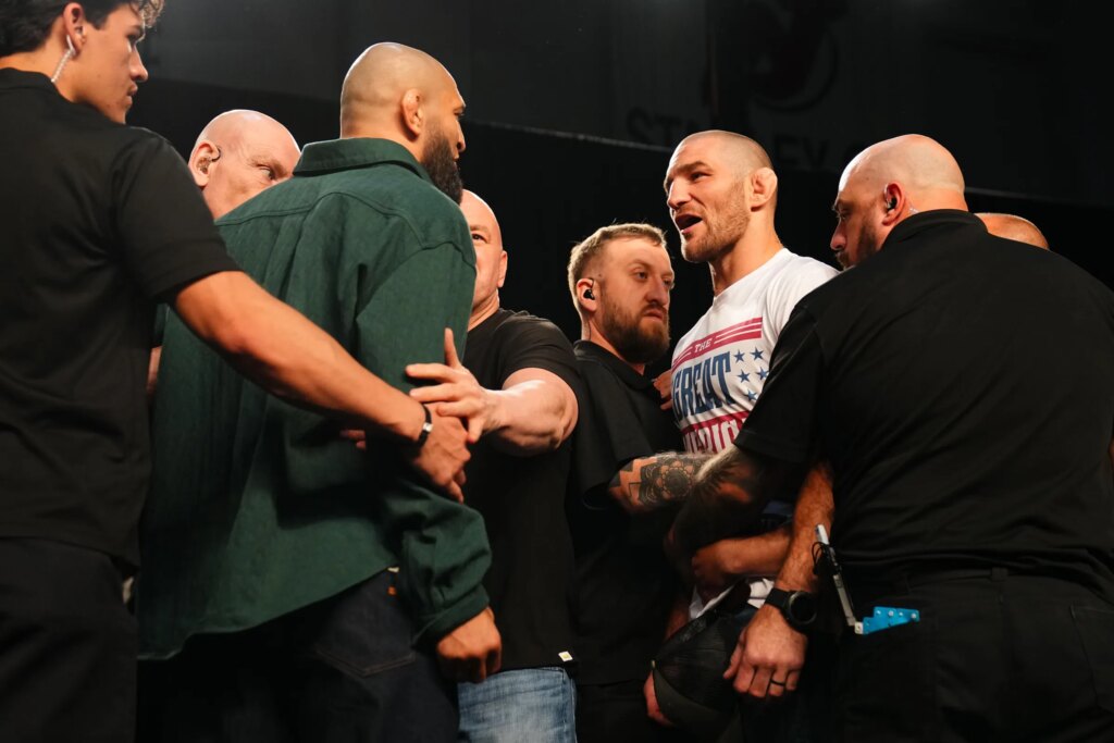 Dana White Mendarat Dengan Helikopter Di Atap Arena, Duel Chimaev Vs Strickland Makin Panas