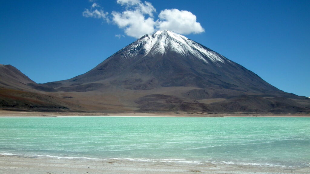 Laguna Verde Bolivia, Danau Hijau Cantik Yang Ternyata Beracun Dan Dihindari Flamingo