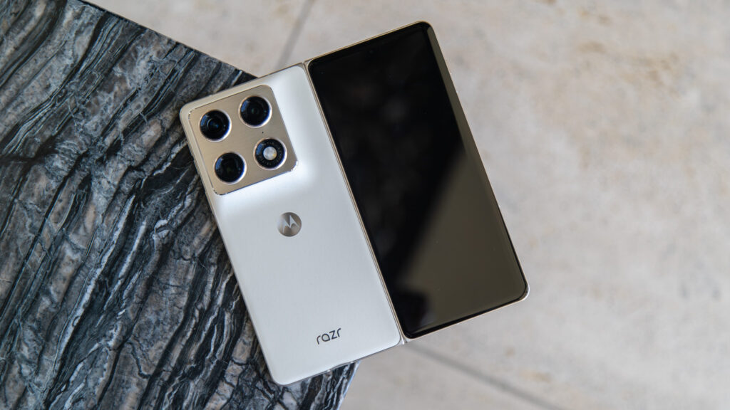 Galaxy Z Fold 8 Terlihat Aman, Razr Fold Malah Menyerang Di Layar Dan Baterai