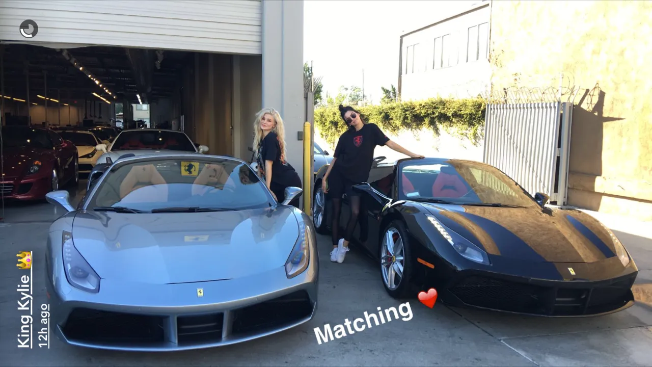 Kendall Jenner Tanpa Sadar Mengangkat Ferrari 512 TR, Simbol Kembalinya Mobil Analog