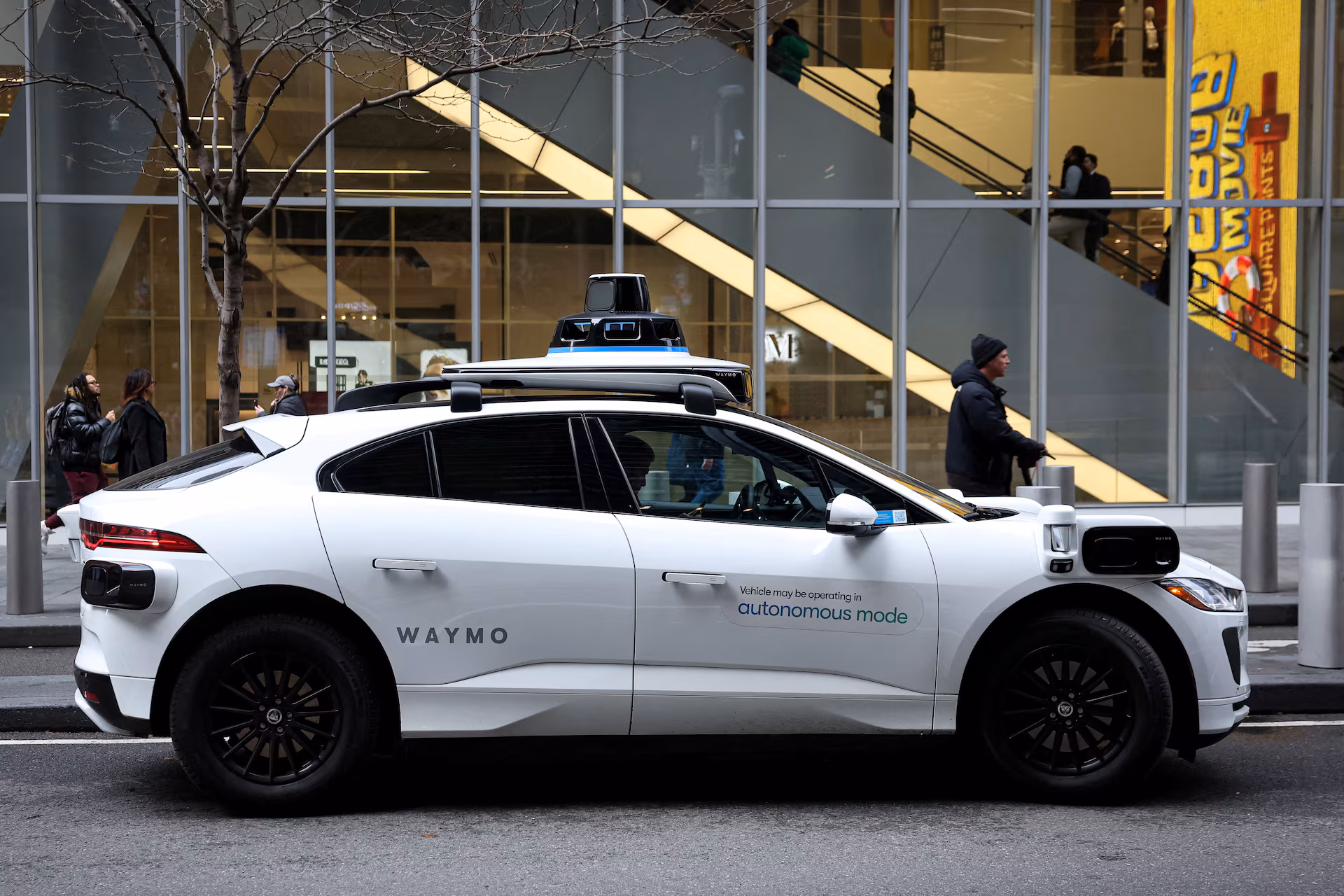 Waymo Tarik 3.800 Robotaxi, Mobil Tanpa Sopirnya Terseret Banjir ke Sungai