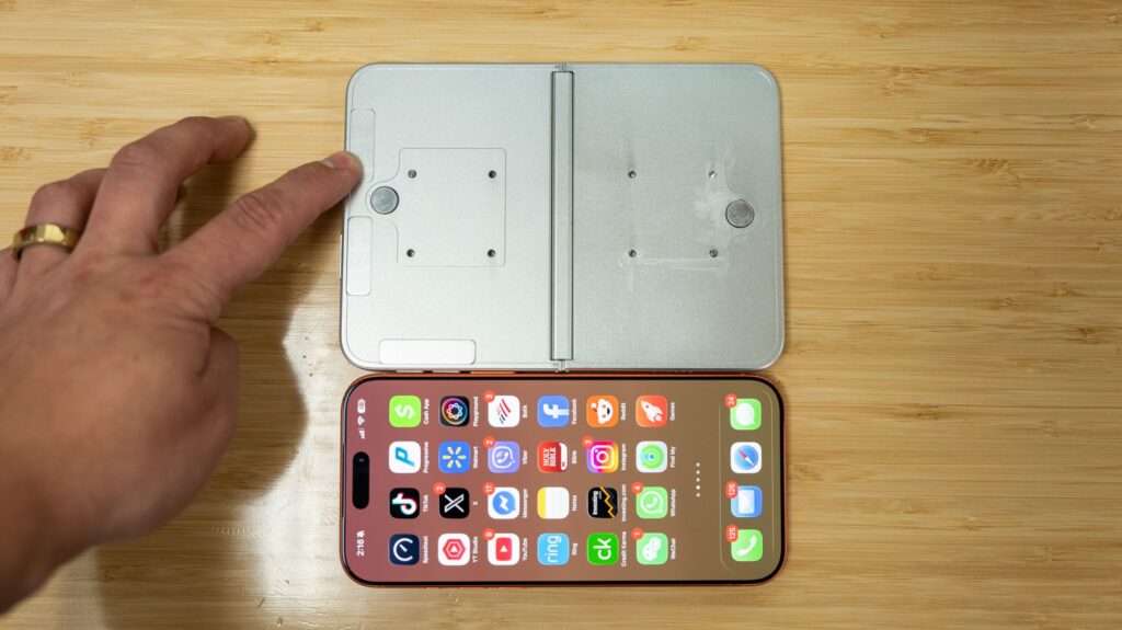 Dummy iPhone Ultra Terungkap, Desain Lipatnya Justru Lebih Mirip iPad Mini