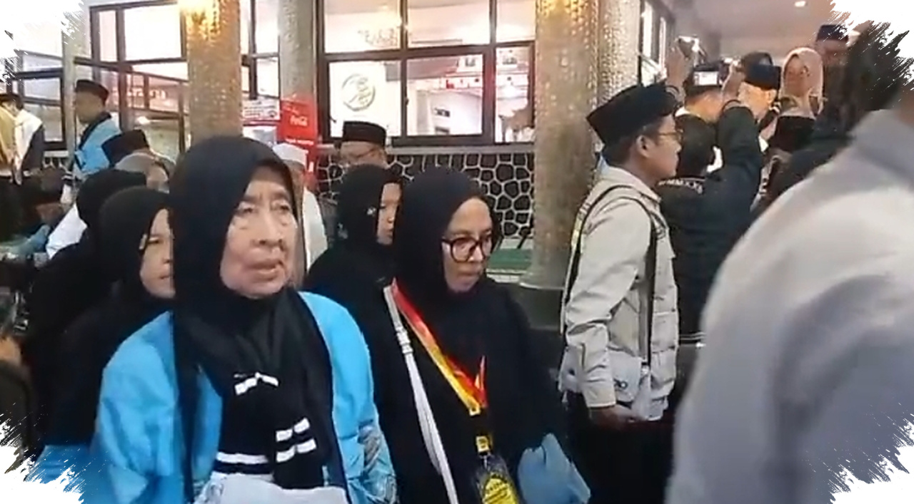 Dilepas Ramzi, 73 Calon Haji Cianjur Berangkat Haru, Jemaah Tertua 91 Tahun