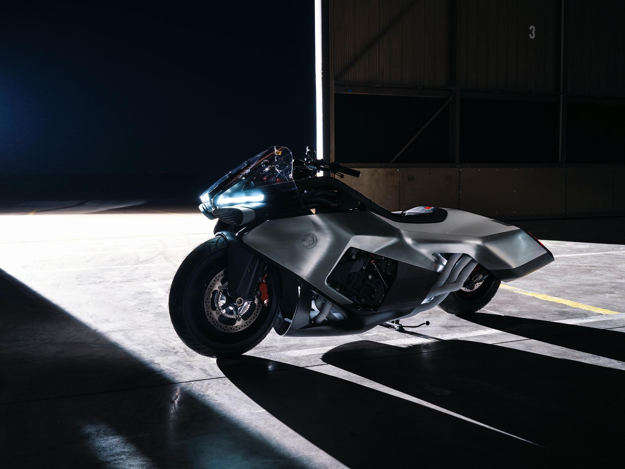 BMW Vision K18 Terlalu Ekstrem, Gold Wing Tiba-Tiba Terlihat Sangat Masuk Akal