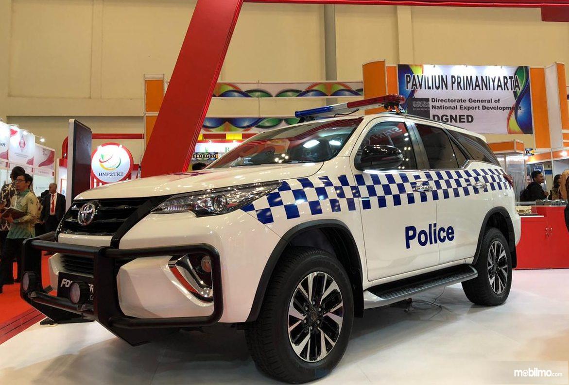 Fortuner Tanpa Pelat Depan Disetop Polisi, Alasan “Sering Jatuh” Tetap Berujung Tilang