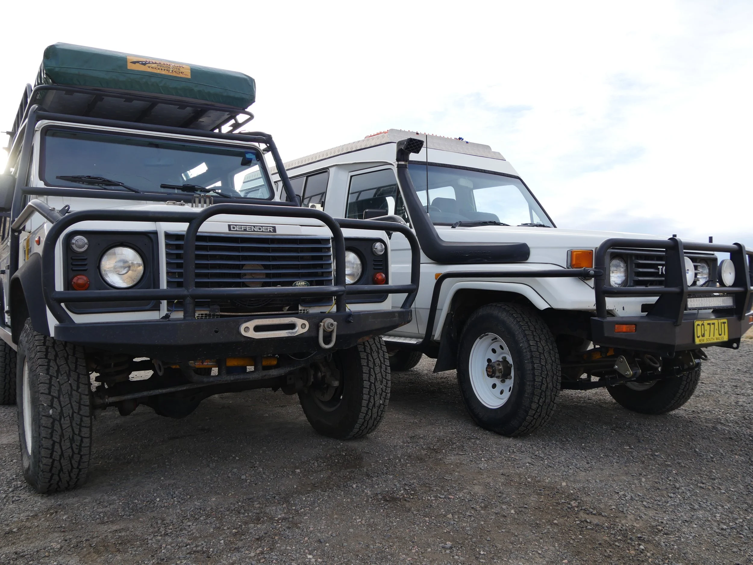 Land Rover Defender Lebih Cepat Turun Nilainya, Land Cruiser Menang di Biaya Jangka Panjang