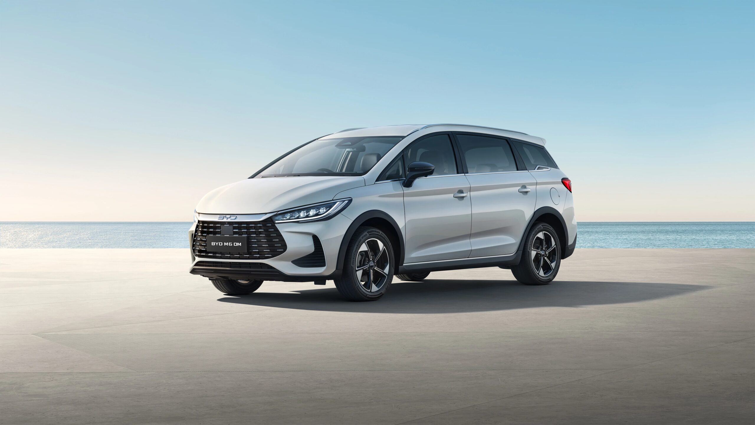 BYD M6 DM Masuk Indonesia, Hybrid Ini Janji 1.800 Km Tanpa Cemas Isi Bensin