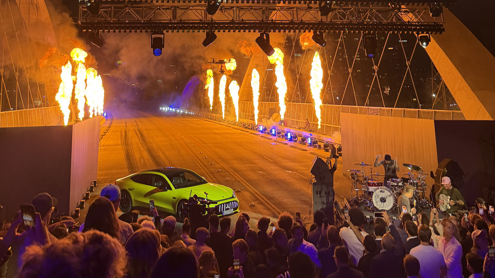 Blink-182, Brad Pitt, Dan George Russell Bikin Peluncuran EV Mercedes-AMG Terasa Seperti Konser Rock