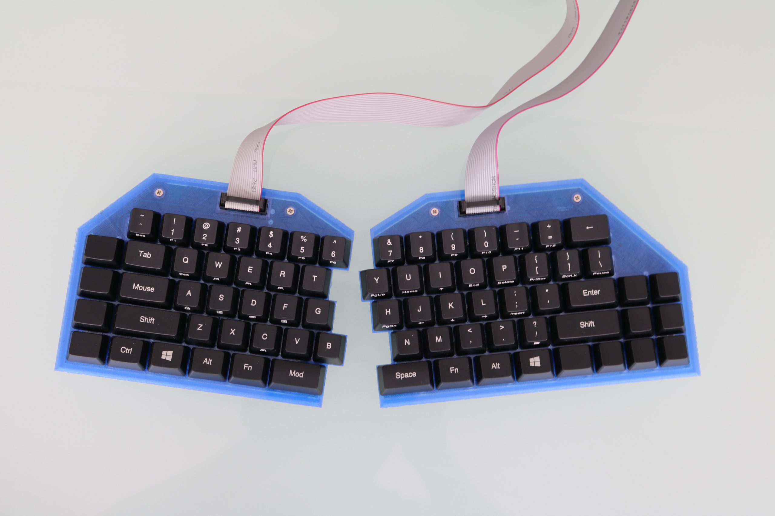 Kaleng Permen Jadi Cyberdeck Saku, Raspberry Pi Zero Dan Keyboard Mekanis Tetap Muat