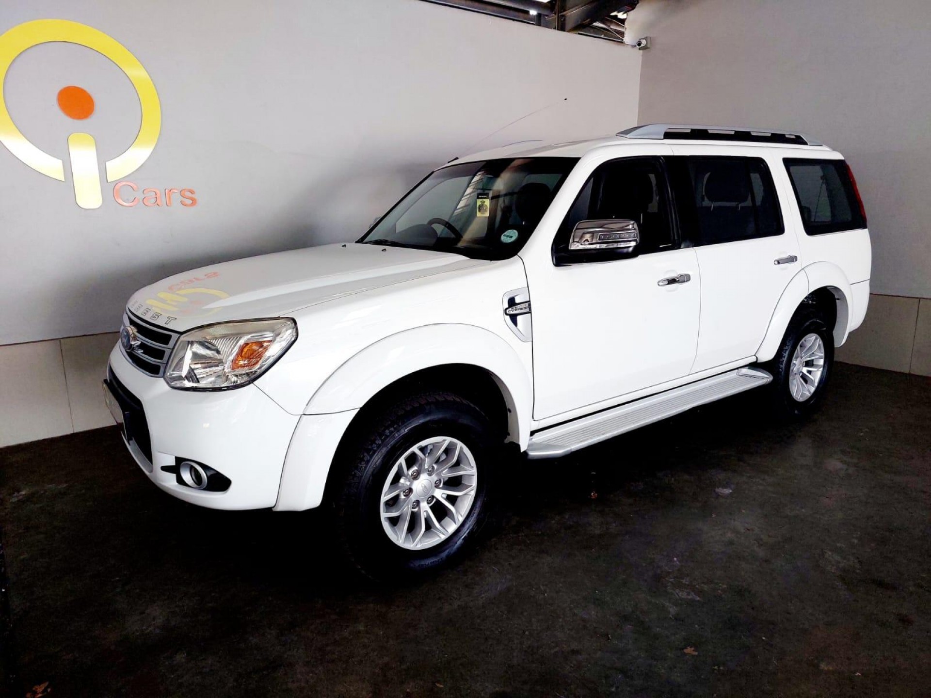 Ford Everest 4X4 TP XLT Gagah Di Luar, Nyaman Dan Aman Untuk Keluarga