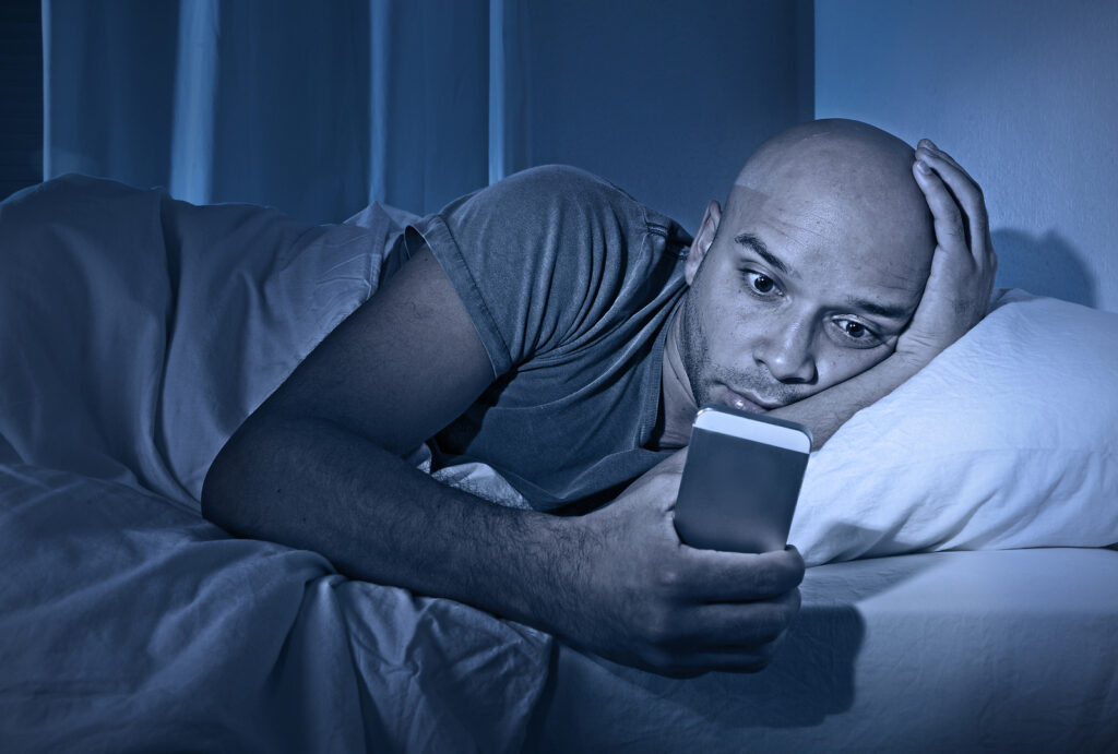 Susah Lepas Dari HP Sebelum Tidur? Aturan 1-2 Jam Ini Bisa Bikin Otak Ikut Tenang