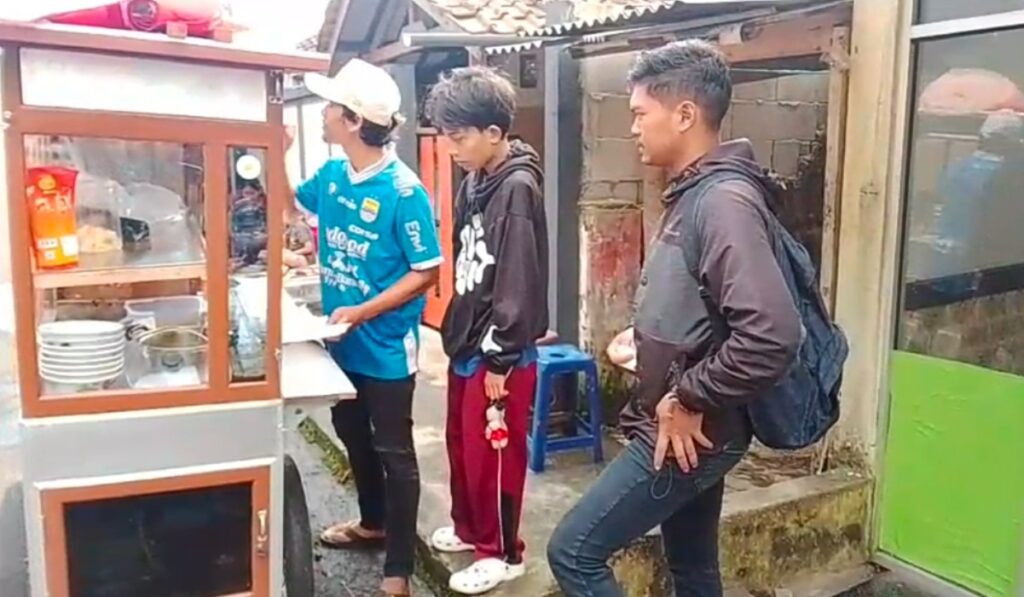 Persib Hattrick Juara, Bubur Gratis Seharian Di Sukabumi Dari Nazar Seorang Bobotoh
