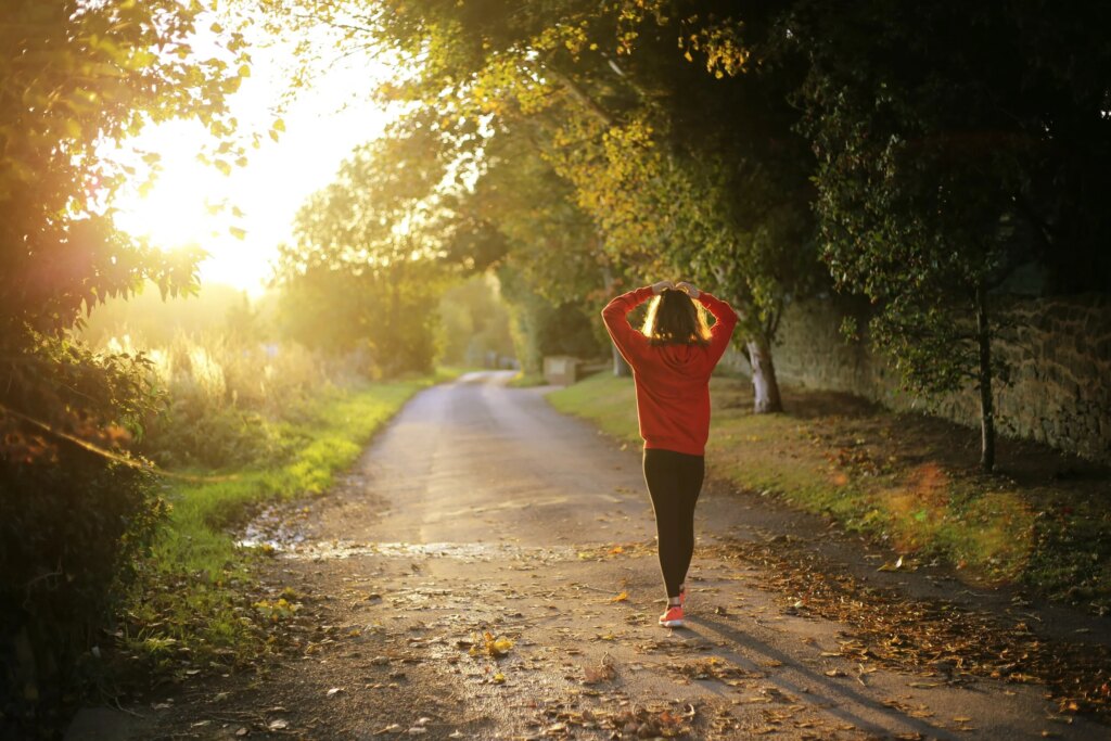 10 Menit Berjemur Pagi, Efeknya Ternyata Sampai Ke Tidur, Mood, dan Vitamin D