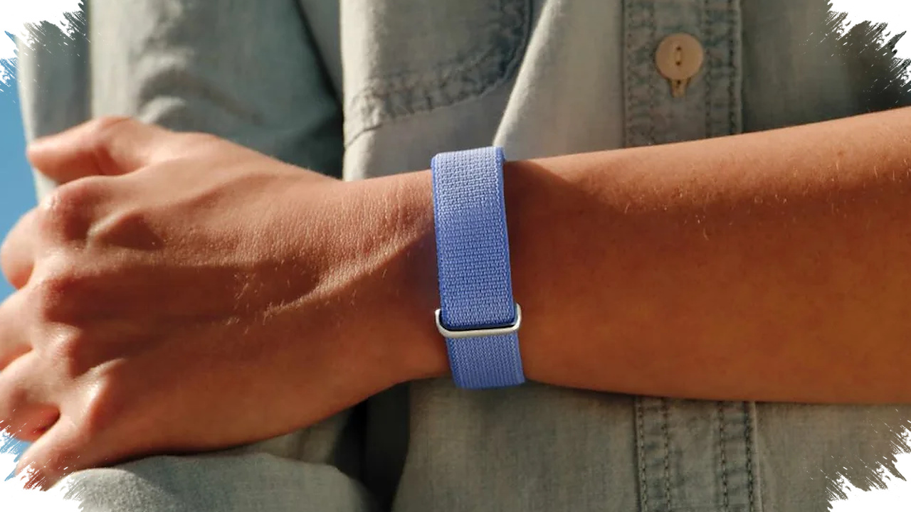 Fitbit Air Hadir Tanpa Layar, Smartwatch Ternyata Terlihat Ribet