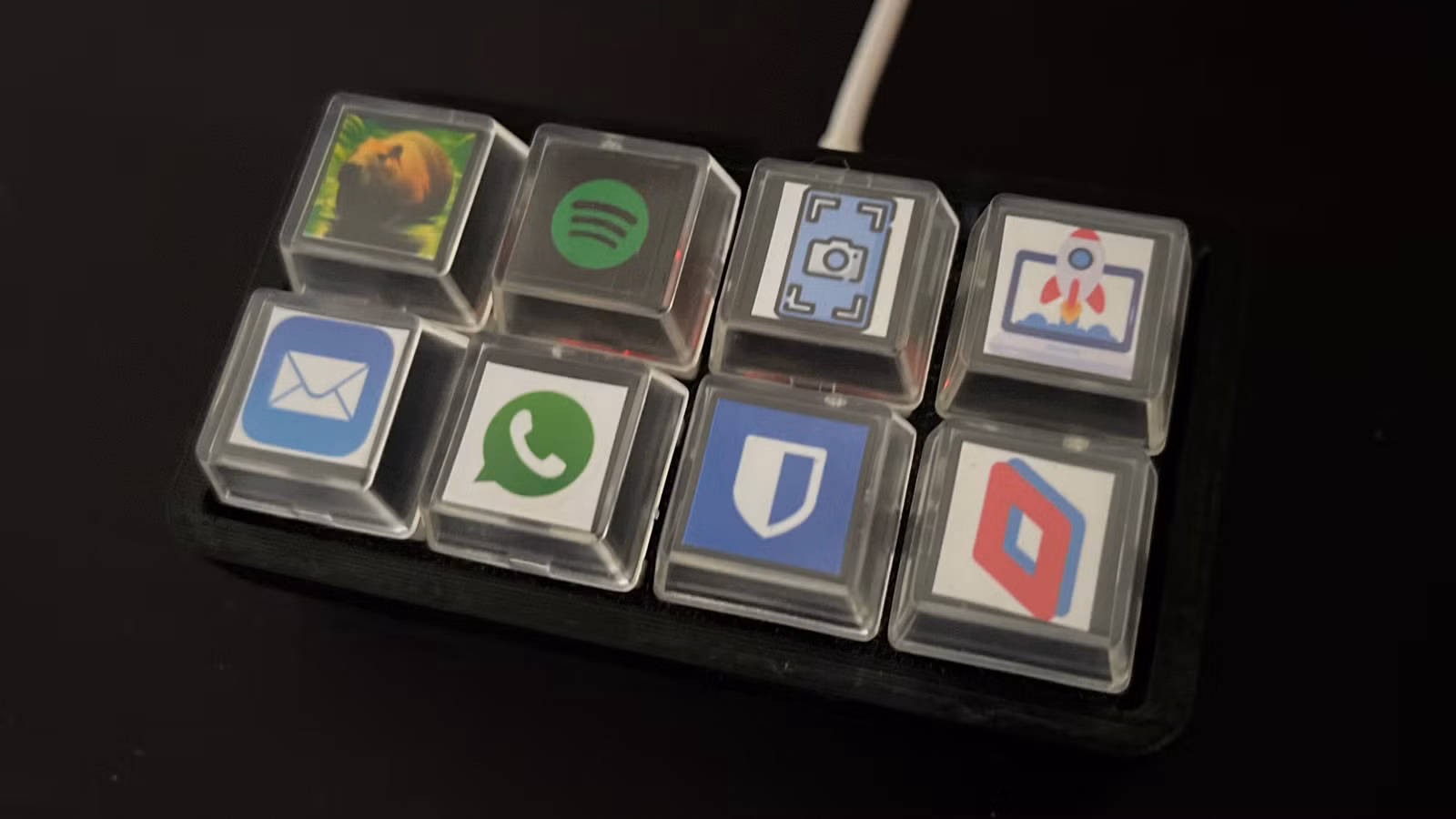 Lupakan Stream Deck Mahal, ESP32 Ini Ubah Meja Kerja Jadi Pusat Komando Pribadi