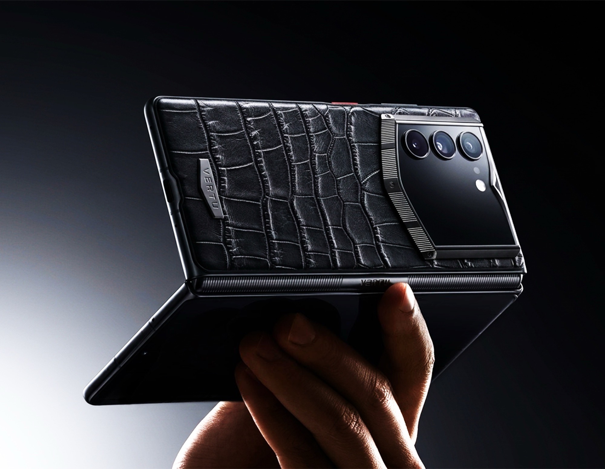 Vertu AlphaFold Pakai Kulit Aligator, Tapi Chipset Lawas dan Kamera 5 MP Bikin Gagal Mewah