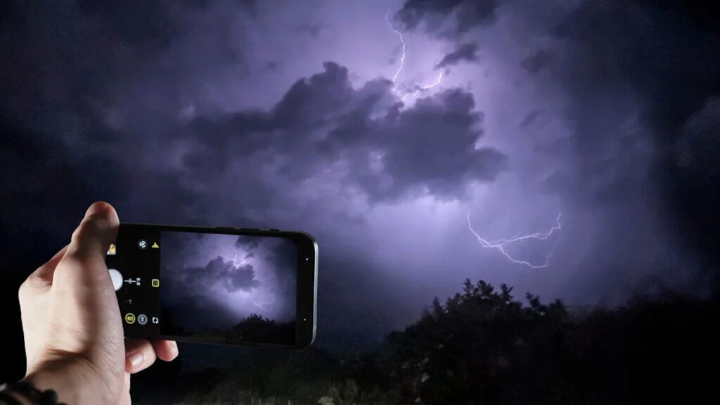 Badai Petir Tertangkap iPhone 13 Mini, Bukti Kamera Terbaik Sering Ada di Saku