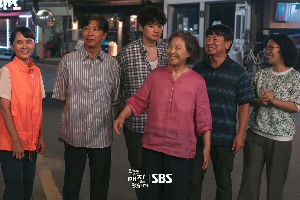Deokpung Tak Tinggal Diam, 7 Aksi Warga yang Menyelamatkan Matthew Lee di Akhir Sold Out on You