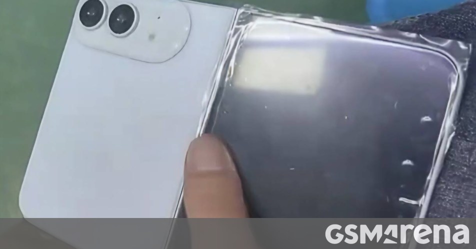 Foto iPhone Fold Putih Bocor, Desain Lebar Apple Ubah Arah Foldable Premiumnya