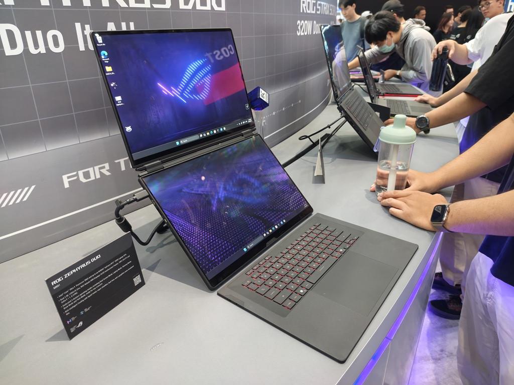 Asus ROG Zephyrus Duo Bawa Dua Layar OLED 3K dan RTX 5090 Dalam Satu Laptop