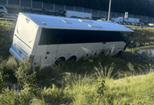 Bus Wisata Terjun Ke Parit Di Tol Bawen, 2 Penumpang Tewas Dalam Kecelakaan Tunggal