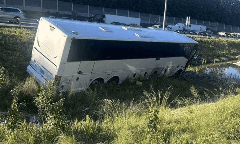 Bus Wisata Terjun Ke Parit Di Tol Bawen, 2 Penumpang Tewas Dalam Kecelakaan Tunggal