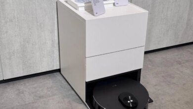 LG Pamer RONi, Robot Vacuum dengan Uap 100°C yang Membersihkan Sekaligus Menjaga Dock Higienis
