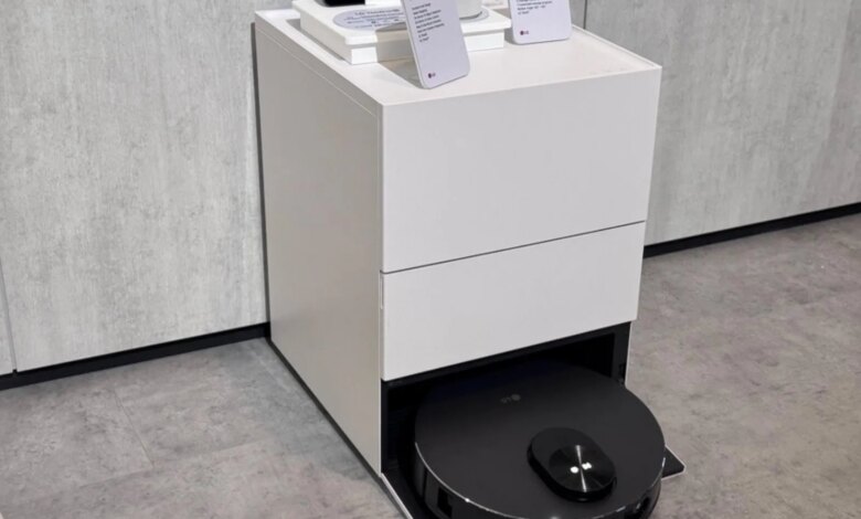 LG Pamer RONi, Robot Vacuum dengan Uap 100°C yang Membersihkan Sekaligus Menjaga Dock Higienis