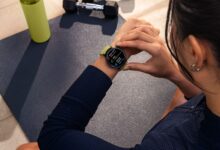 Moto Watch Tahan 13 Hari, Motorola Pasangkan dengan Buds Loop untuk Mobilitas Padat