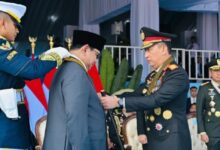 Prabowo Terima Medali Loka Praja Samrakshana, Cikeas Jadi Panggung Penghormatan Polri