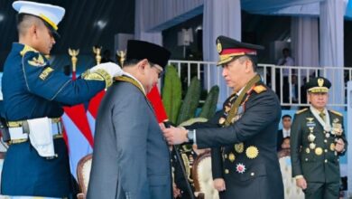 Prabowo Terima Medali Loka Praja Samrakshana, Cikeas Jadi Panggung Penghormatan Polri