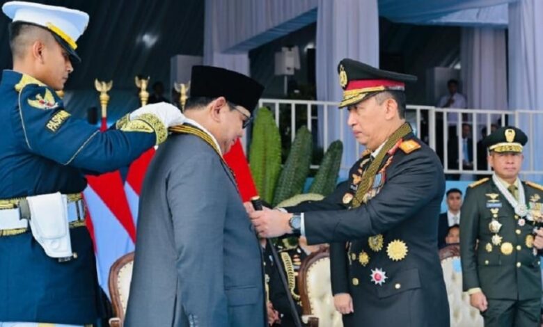 Prabowo Terima Medali Loka Praja Samrakshana, Cikeas Jadi Panggung Penghormatan Polri