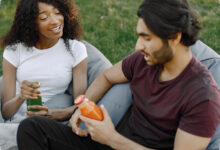 5 Tanda Introvert Sedang Jatuh Cinta, Lebih Terbuka dan Mendadak Canggung