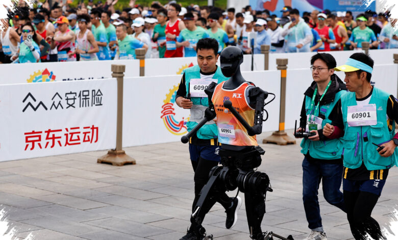Robot Humanoid Ini Berlutut Minta Uang di Sichuan, Ternyata Bukan Bertindak Sendiri